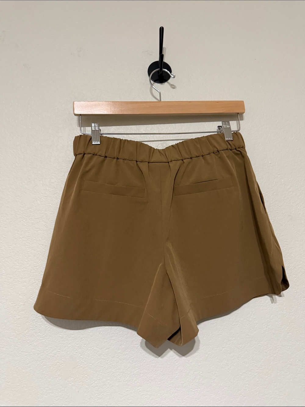 Varley Women's Nila Mid Rise 3.5" Shorts. Size Small. Brown - Picture 5 of 5
